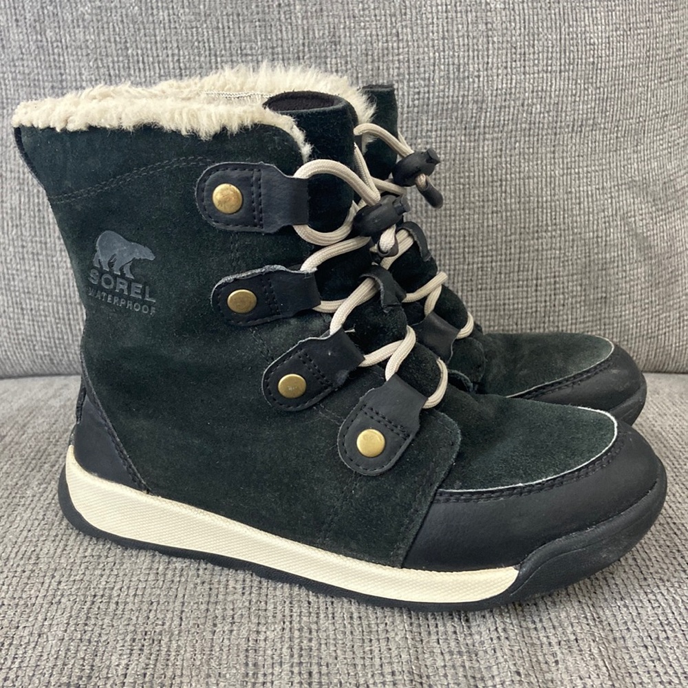 Sorel youth winter suede and leather boot size 2